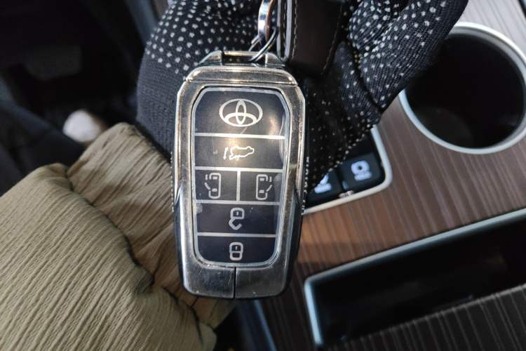 Used Toyota Granvia 2024 2.5L Hybrid Comfort Edition
