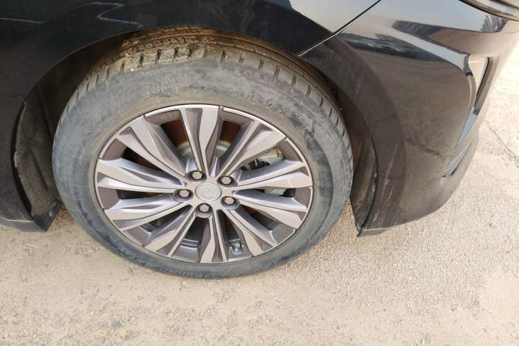 Used Hongqi E-QM5 2022 431 km Charge & Enjoy Edition Right Front Wheel Hub