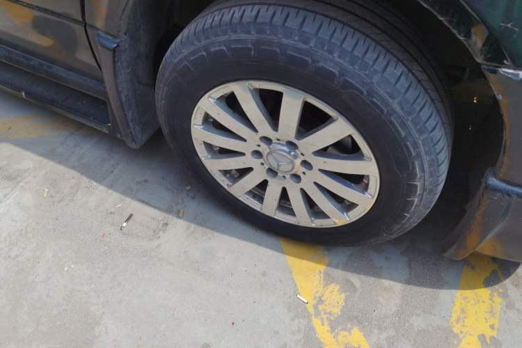 Used Mercedes-Benz Sprinter  Right Front Wheel Hub