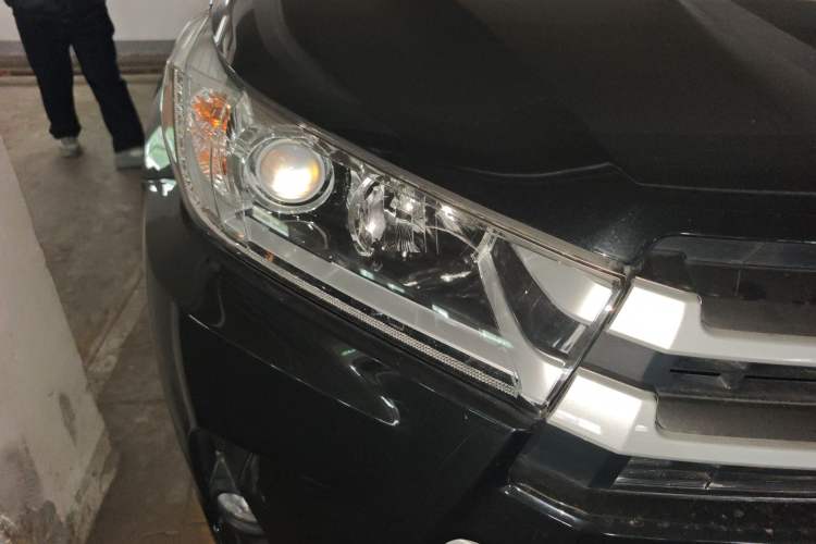 Used Toyota Highlander 2018 2.0T Two-Wheel Drive Elite Edition 7 Seats Emission Standard China V Right Front Headlight