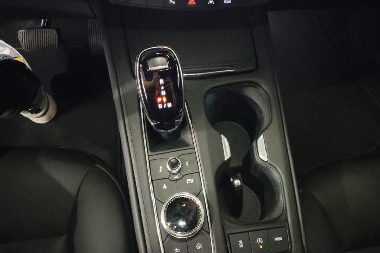 Used Cadillac XT4 2024 28T Two-Wheel-Drive Luxury Version Gear Lever