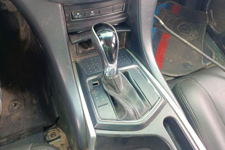 Used JMC Yusheng S350 2013 2.4T Automatic 2WD Diesel Luxury Edition 5 Seats Gear Lever