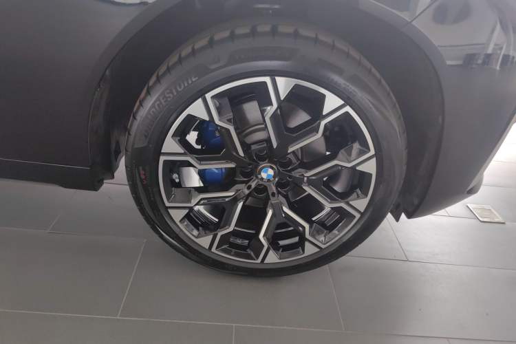 Used BMW X3 2025 xDrive30L Luxury Edition M Sport Package Right Front Wheel Hub