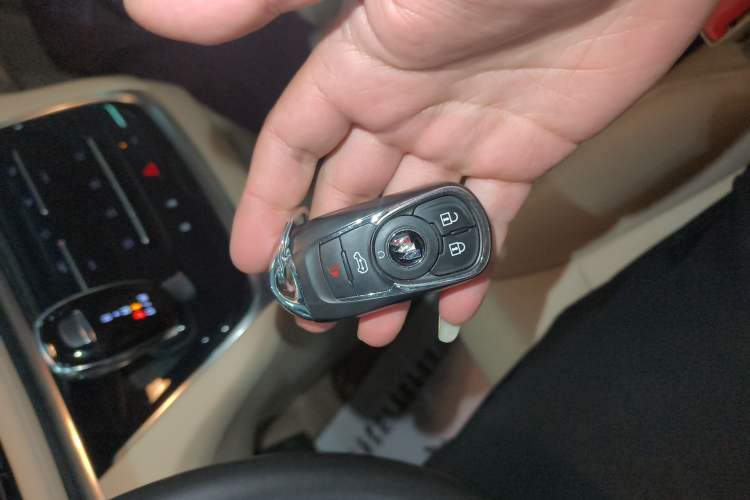 Used Buick GL8 2023 Facelifted Land Cruiser Executive Luxury Version
