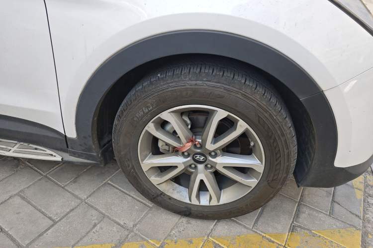 Used Hyundai Santa Fe 2013 Revised Version 2.4L Automatic All-Wheel Drive Luxury Trim