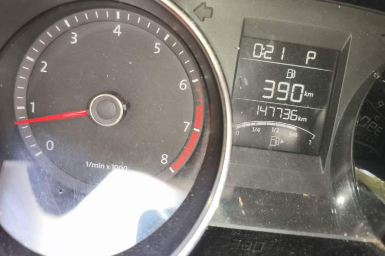 Used Volkswagen Bora 2013 1.4T Automatic Comfort Model Odometer Close Up