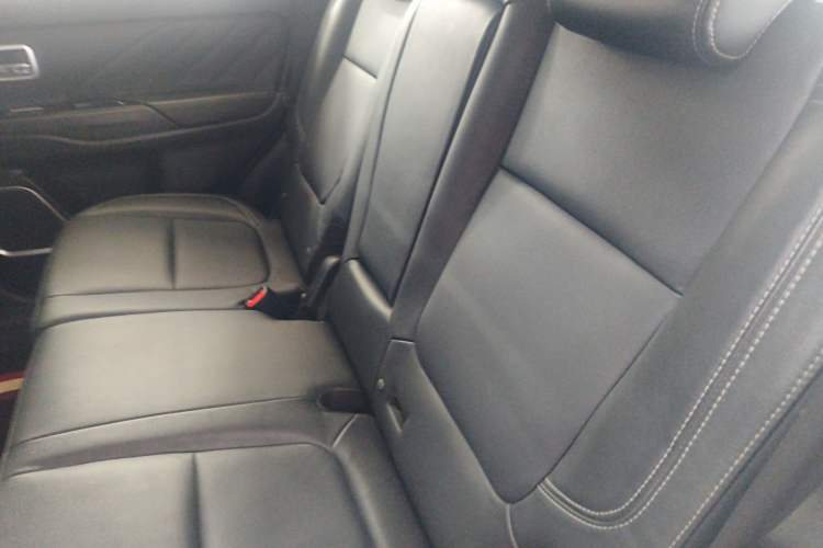 Used Mitsubishi Outlander 2019 2.0L Two-Wheel Drive Comfort Edition 7-Seater China VI Standard