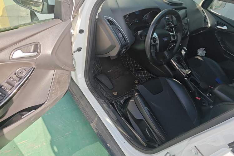 Used Ford Focus 2012 Sedan 1.6L Automatic Fashion Edition Driver Seat