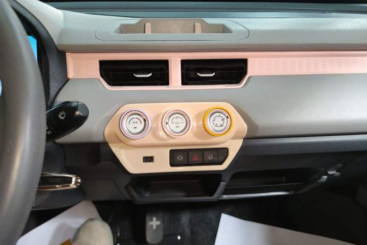 Used Chery QQ Ice Cream 2022 120km Conical Shape Lithium Iron Phosphate Audio And AC Panel