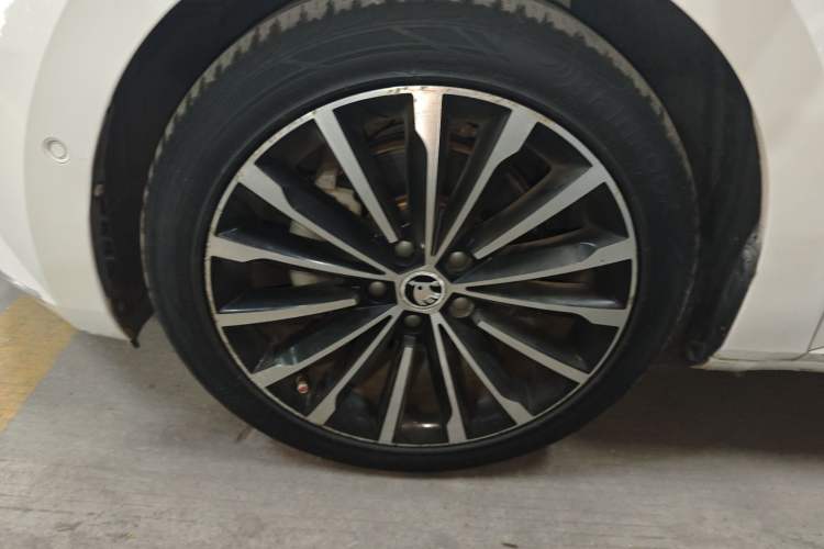 Used Skoda Superb 2016 TSI330 DSG Smart Drive Edition Left Front Wheel Hub