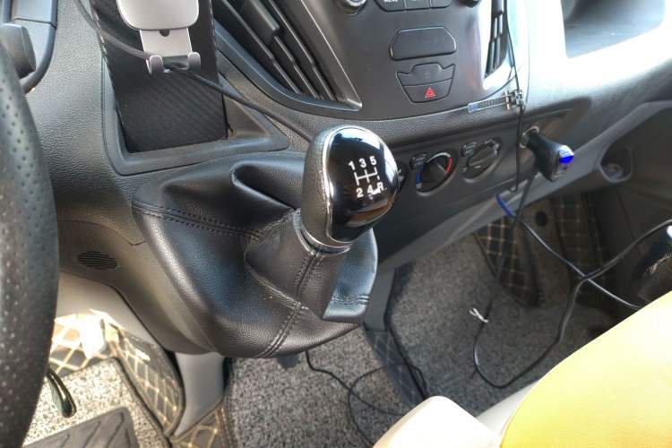 Used Ford Transit 2019 2.0T Gasoline Multi-Purpose Commercial Vehicle Short Wheelbase Low Roof 6-Seater China VI Standard
