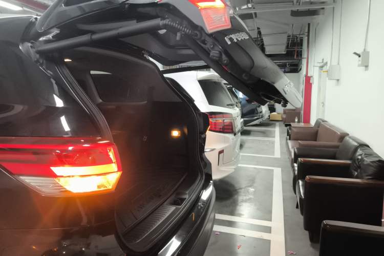 Used Toyota Highlander 2018 2.0T Four-Wheel Drive Luxury Version 7 Seats China VI Standard Trunk