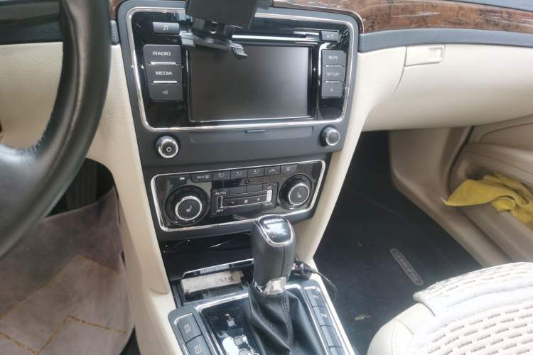 Used Skoda Superb 2013 1.8TSI Automatic Yashi Edition Audio And AC Panel