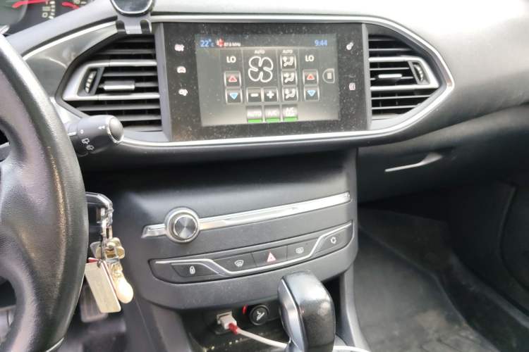 Used Peugeot 308S 2015 1.2T Automatic Jingchi Edition Audio And AC Panel