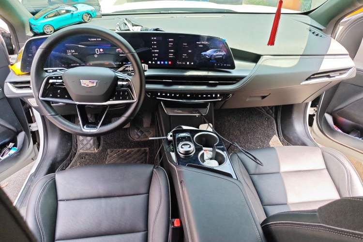 Used Cadillac GT4 2023 25T Luxury Model Center Console