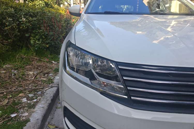 Used Volkswagen Gran Lavida 2015 1.6L Automatic Fashion Edition Right Front Headlight