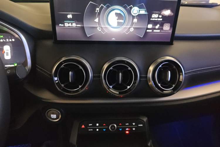 Used Wey VV6 2021 2.0T Two-Wheel Drive Smart Plus Audio And AC Panel