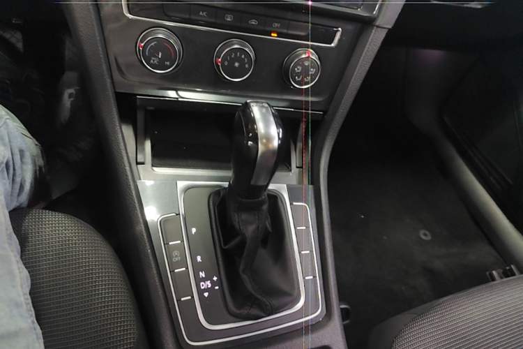 Used Volkswagen Golf 2018 230TSI Automatic Comfort Model Gear Lever