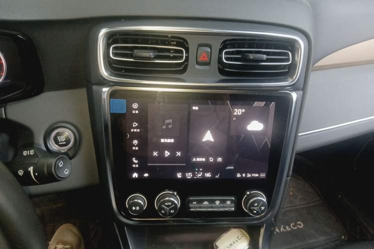 Used Lynk & Co 01 2019 2.0T Two-Wheel-Drive Pro Version China VI Standard Audio And AC Panel