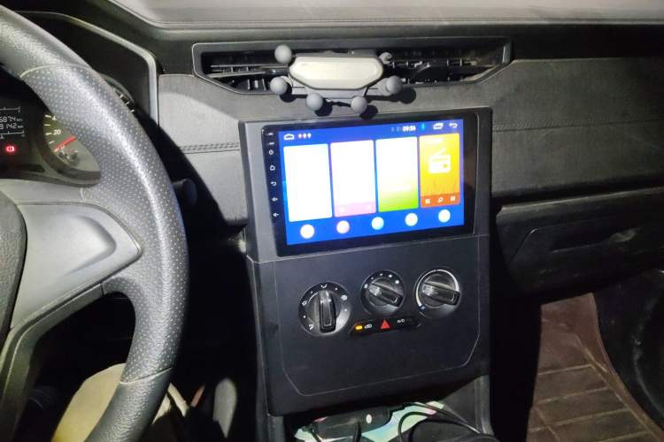 Used Wuling Hongguang PLUS 2019 1.5T Manual Standard Version 7 Seats Audio And AC Panel