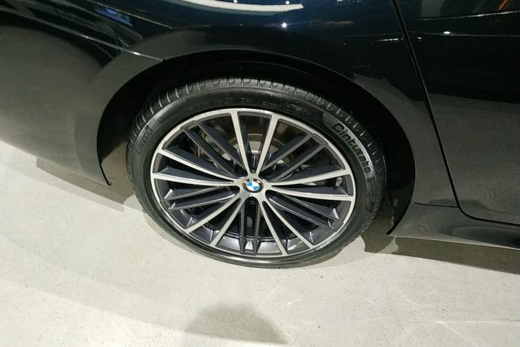 Used BMW 5 Series 2022 Second Facelift 530Li Leading Edition M Sport Package Right Rear Wheel Hub