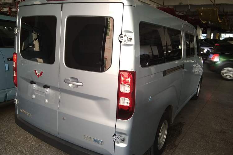 Used Wuling Yangguang 2024 300KM Comfort Version Passenger Van 75kW

