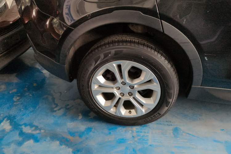 Used Land Rover Discovery Sport 2020 200 PS Family Edition Right Rear Wheel Hub