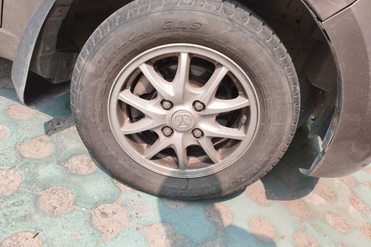 Used BAIC Weiwang M30 2015 1.5L Comfort version DAM15 Right Front Wheel Hub