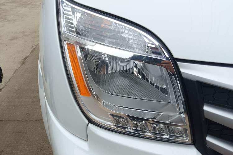 Used SAIC MAXUS Xintu V80 2025 Value Edition Aoyuntong 2.0T Manual Short Wheelbase Mid-Height 127 Ps 7/9 Seats