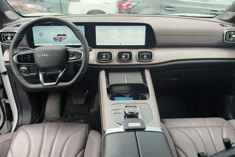 Used Chery Tiggo 9 2025 2.0T Automatic Two-Wheel Drive Luxury Edition 5 Seats Center Console