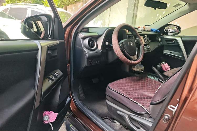 Used Toyota RAV4 2016 2.0L CVT Two-Wheel Drive Fashion Edition China V Standard
