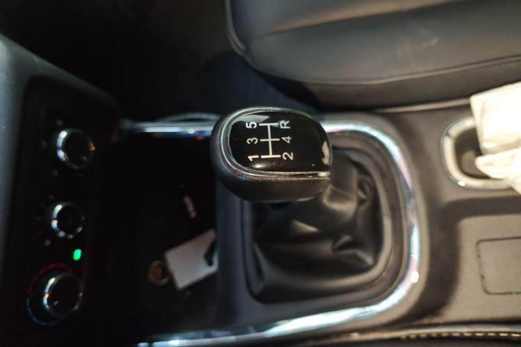 Used Jinbei Gold Hiace 2022 2.0L Passenger Van Magic Lion 7-Seater