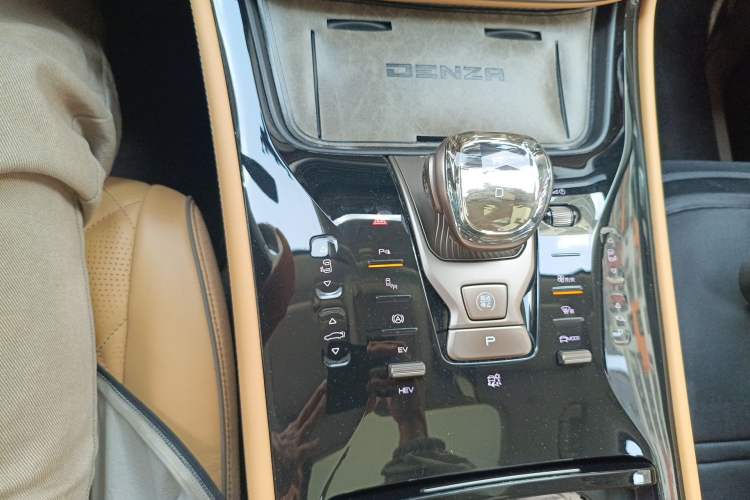 Used Denza D9 2022 DM-i 970 Four-Wheel Drive Prestige Model
