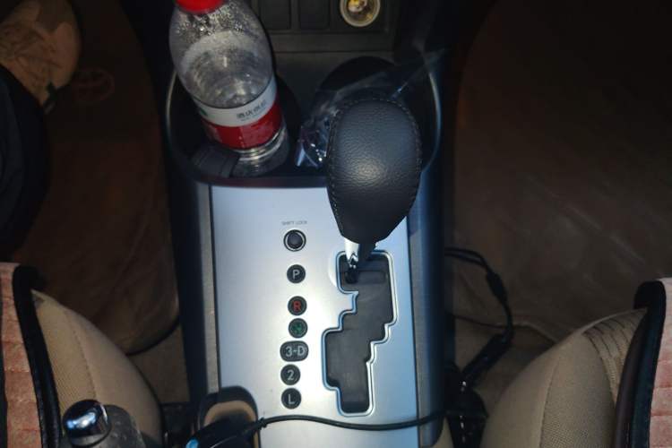 Used Toyota RAV4 2012 Luxurious Edition 2.0L Automatic All-Wheel Drive Gear Lever