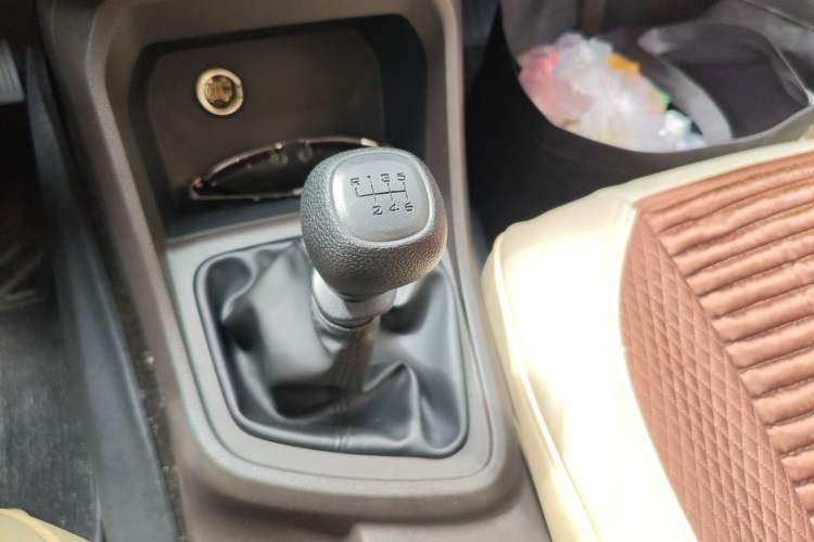 Used Wuling Hongguang V 2022 1.5L Enjoy Edition Electric-Powered LAR Gear Lever