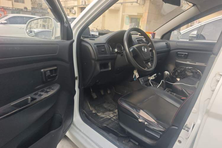 Used Dongfeng Fengon 330 2014 1.5L Manual Standard Edition DK15-02 Driver Seat