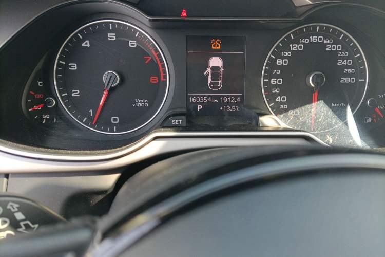 Used Audi A4L 2013 35 TFSI Automatic Standard Model Odometer Close Up