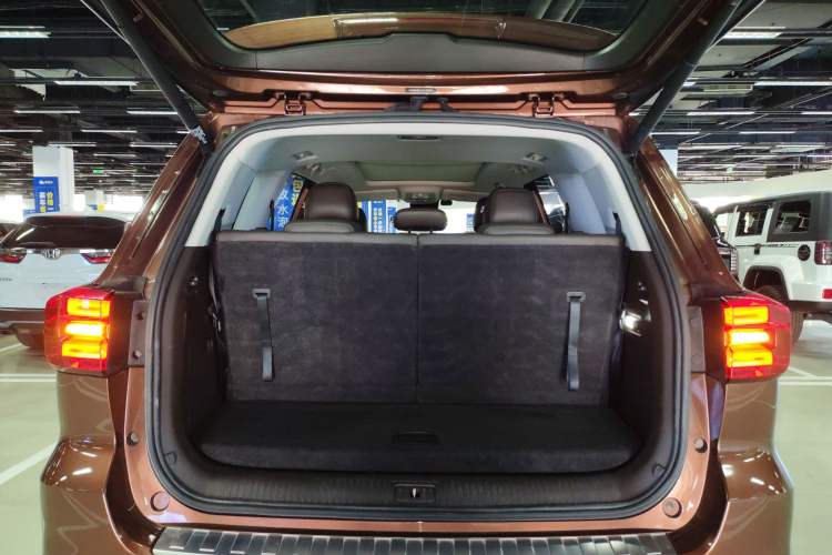 Used Roewe RX8 2018 30T Smart Connectivity Two-Wheel Drive Supreme Edition Trunk