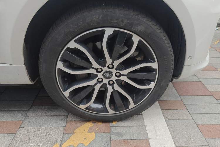 Used Land Rover Range Sport 2022 3.0 L6 YAO Black Edition Right Front Wheel Hub