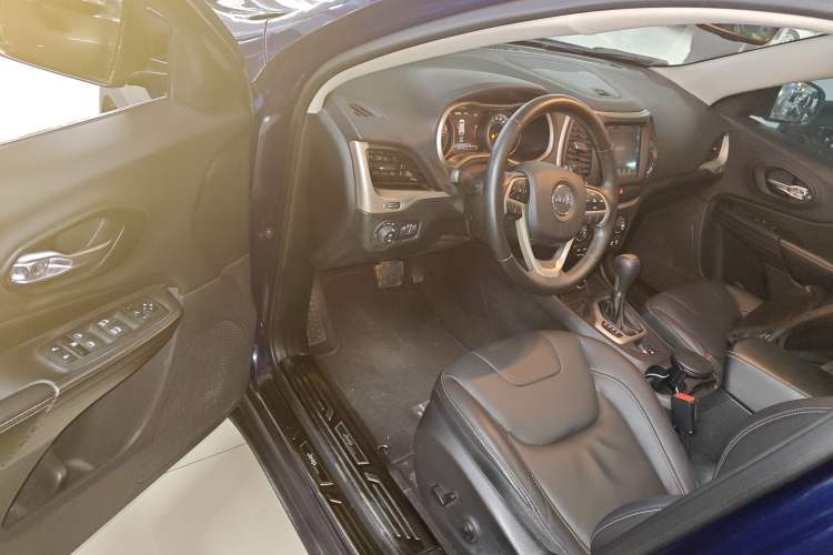 Used Jeep Cherokee 2016 2.4L Leading Smart Version