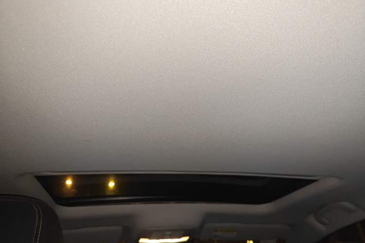 Used Roewe i6 MAX 2020 300TGI Automatic Supreme Edition with Cool Sunroof and Advanced Driving Features Headliner