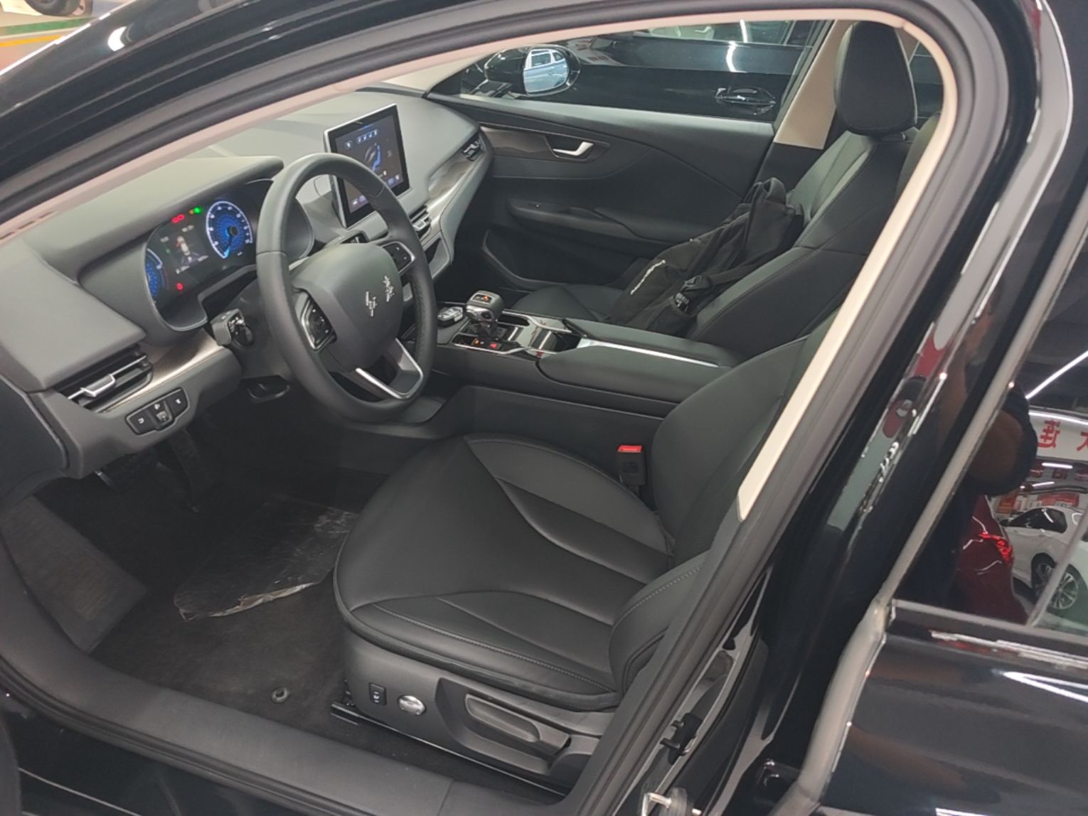 Hongqi E-QM5 2023 Revised Version Basic Travel Edition — снимка 17
