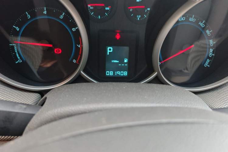 Used Chevrolet Cruze 2013 1.8L SE AT Odometer Close Up