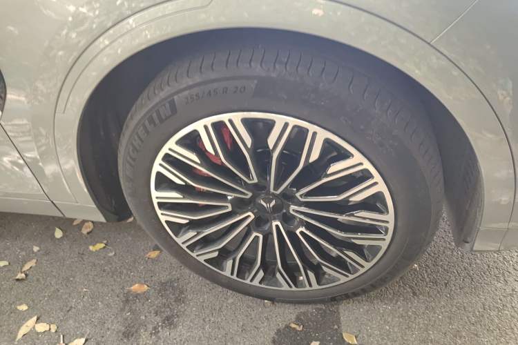 Used VOYAH FREE 2025 Model FREE+ Rear-Drive Qiankun Edition Right Front Wheel Hub