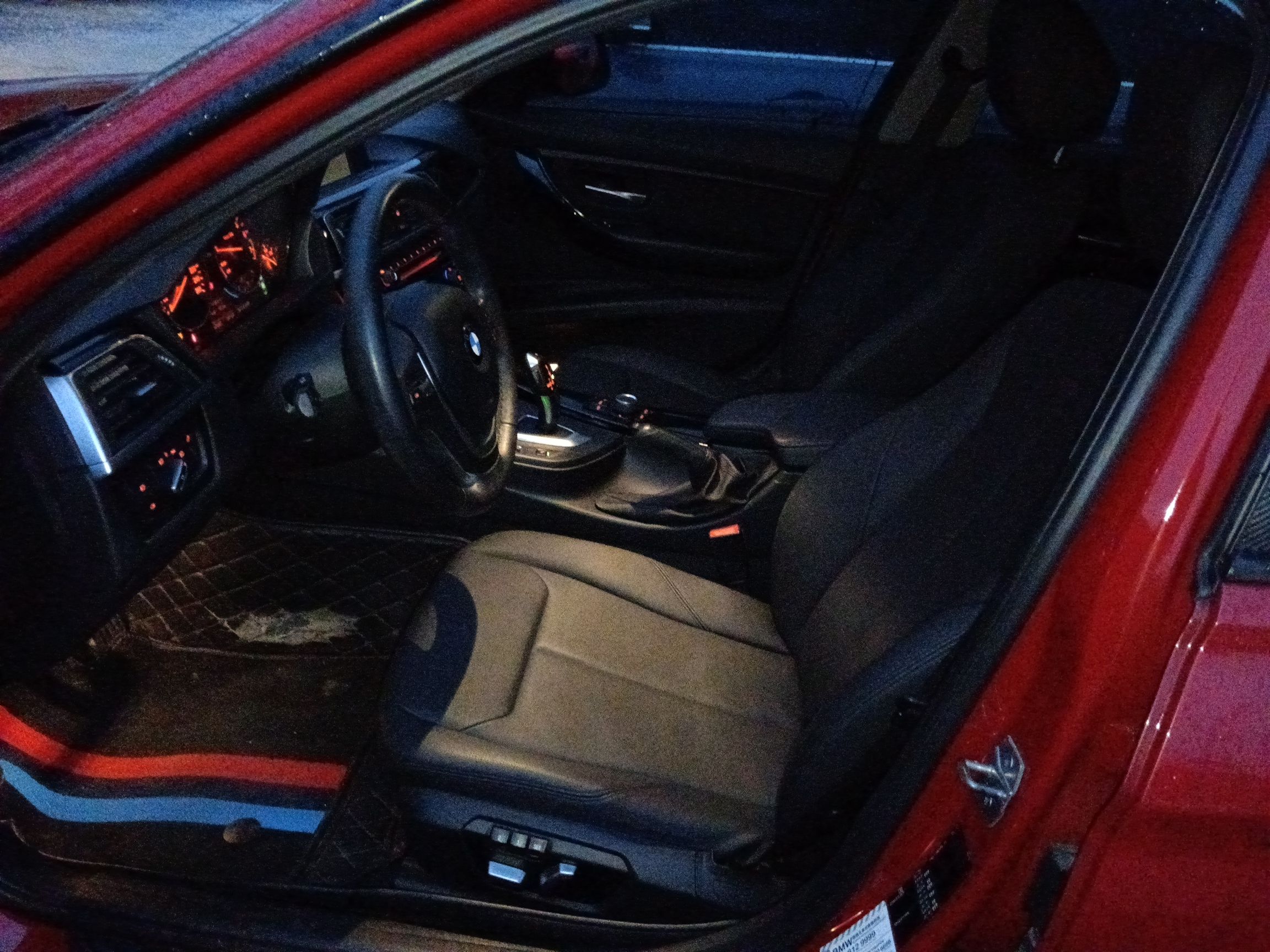 المقاعد الأمامية داخل السيارة