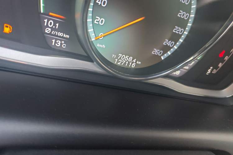 Used Volvo XC60 2015 T5 Smart Upgrade Model Odometer Close Up