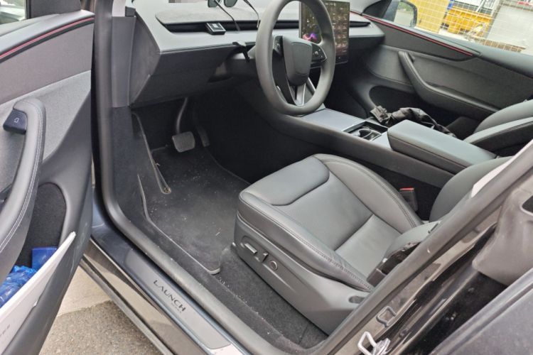 Used Tesla Model Y 2025 Rear-Wheel Drive First Edition Driver Seat