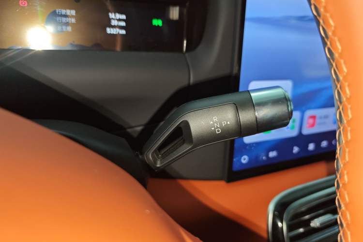 Used Geely Galaxy M9 2025 Model 210km Four-Wheel-Drive Leading Edition Gear Lever