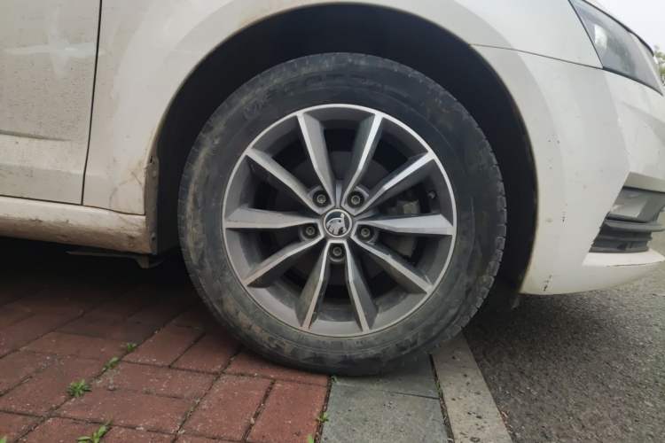 Used Skoda Octavia 2021 1.5L Automatic Comfort Edition Right Front Wheel Hub