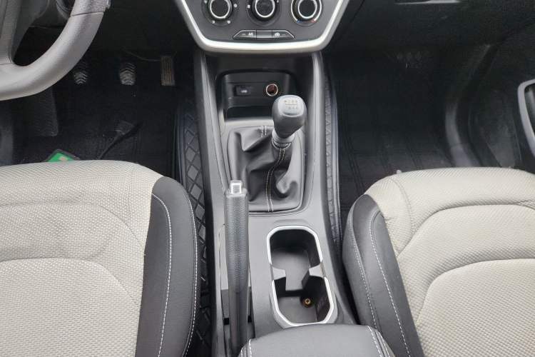 Used Wuling Hongguang S3 2019 1.5L Manual Standard Version China VI Standard Gear Lever